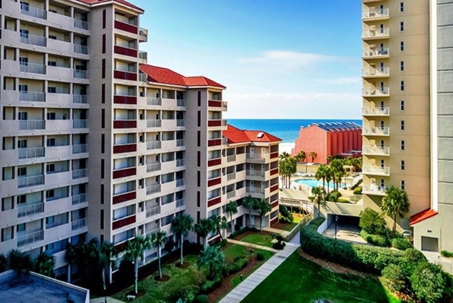 2 Condominium vacation rental located in Destin 1