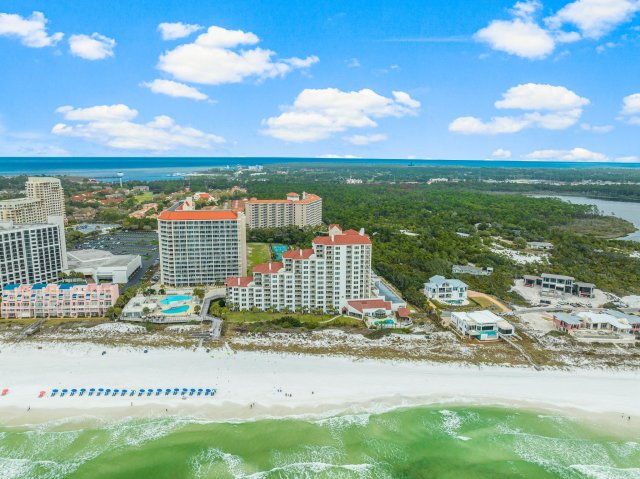 2 Condominium vacation rental located in Destin 1