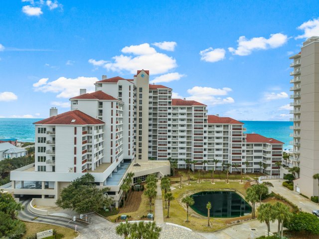 2 Condominium vacation rental located in Destin 1