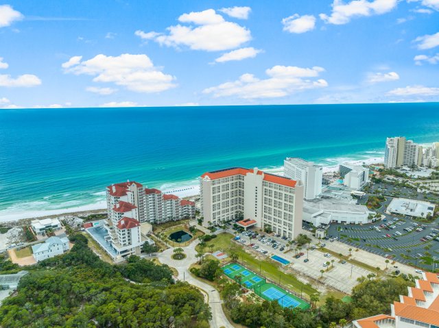 2 Condominium vacation rental located in Destin 1