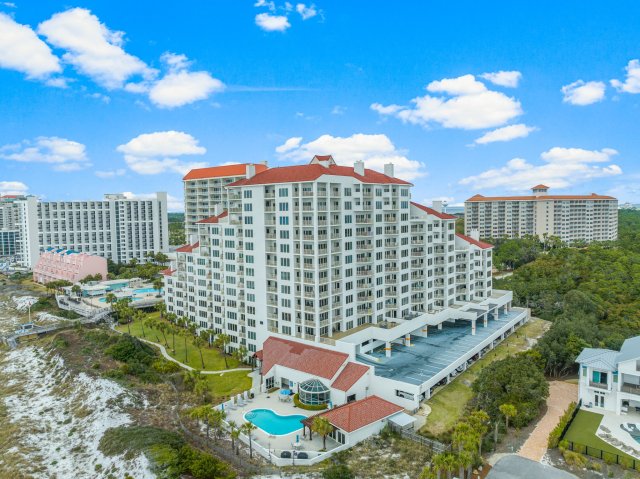 2 Condominium vacation rental located in Destin 1