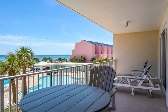 2 Condominium vacation rental located in Destin 1