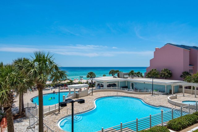 2 Condominium vacation rental located in Destin 1