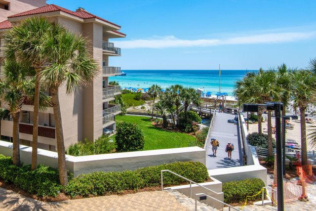 2 Condominium vacation rental located in Destin 1