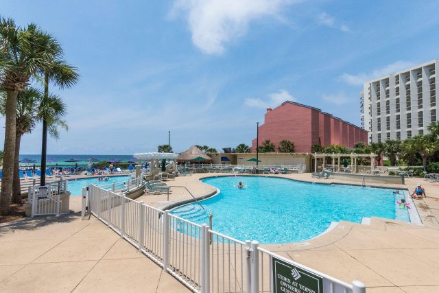 2 Condominium vacation rental located in Destin 1