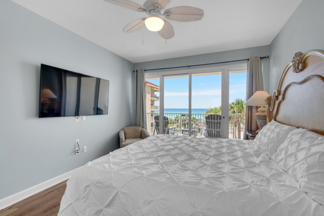 2 Condominium vacation rental located in Destin 1