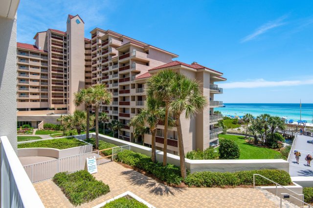 2 Condominium vacation rental located in Destin 1