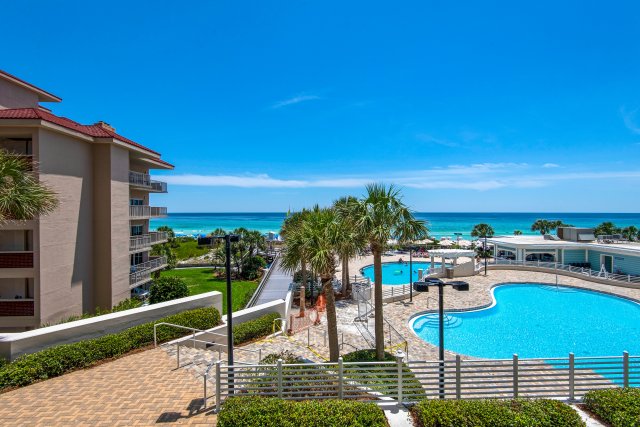 2 Condominium vacation rental located in Destin 1