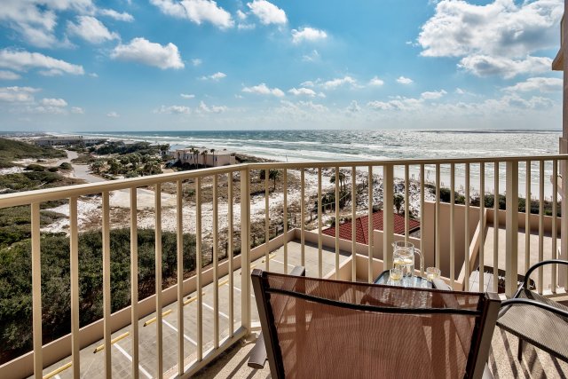 2 Condominium vacation rental located in Destin 1