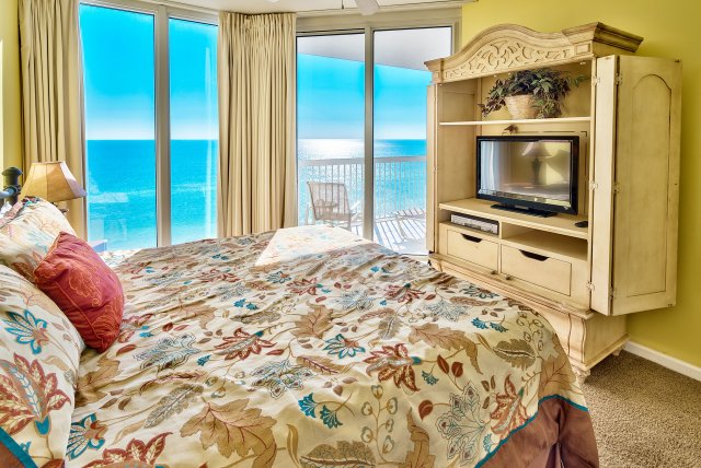 2 Condominium vacation rental located in Destin 1