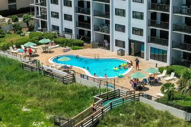 2 Condominium vacation rental located in Destin 1