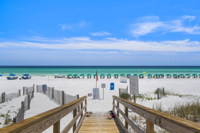 2 Condominium vacation rental located in Destin 1