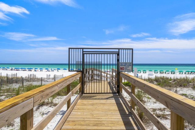 2 Condominium vacation rental located in Destin 1