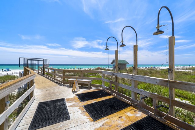 2 Condominium vacation rental located in Destin 1