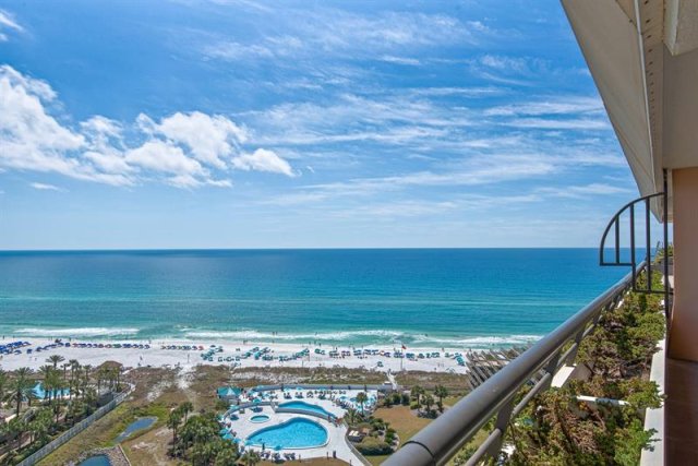 2 Condominium vacation rental located in Destin 1