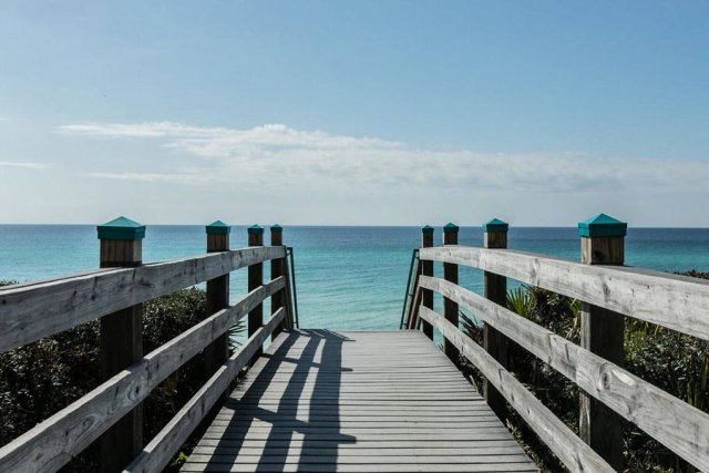 2 Condominium vacation rental located in Destin 1