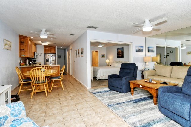 2 Condominium vacation rental located in Anna Maria Island 1