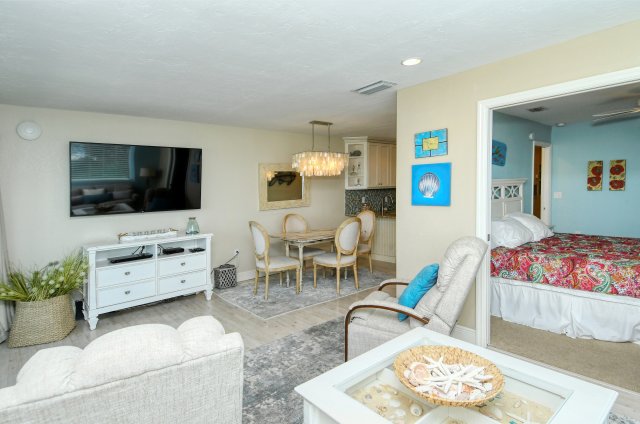 2 Condominium vacation rental located in Anna Maria Island 1