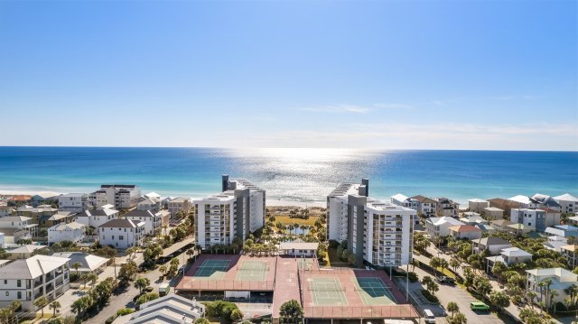 4 Condominium vacation rental located in Destin 1