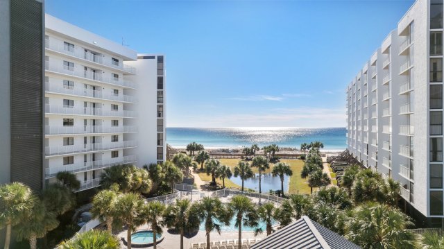 4 Condominium vacation rental located in Destin 1