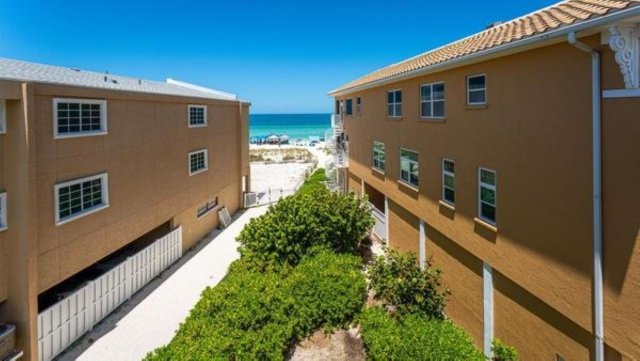 2 Condominium vacation rental located in Anna Maria Island 1