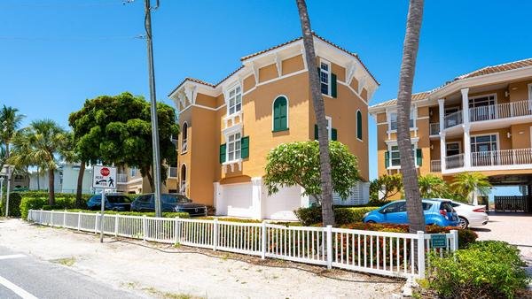 2 Condominium vacation rental located in Anna Maria Island 1