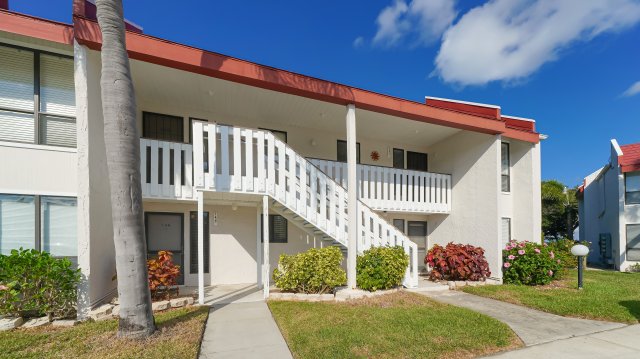 2 Condominium vacation rental located in Anna Maria Island 1